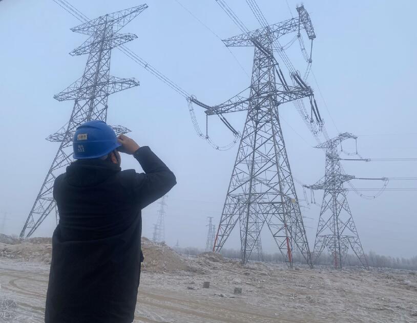 內(nèi)蒙古烏海超高壓供電公司防污除閃，寒冬堅守一線