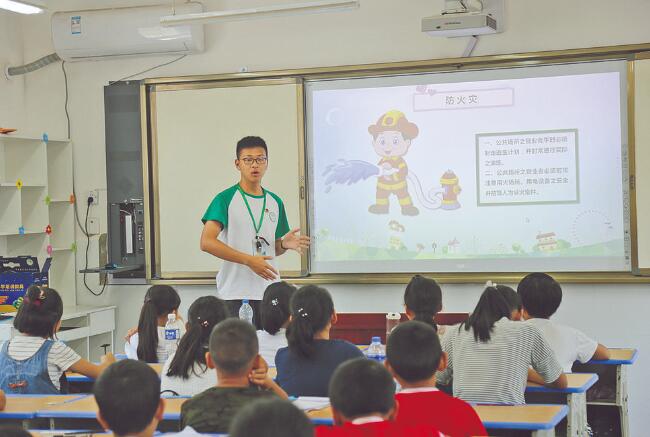 郝明?。簬椭嗳?傳遞更多溫暖