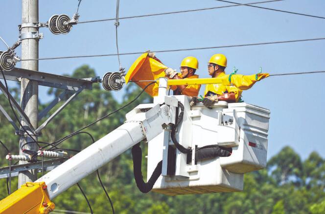 四川廣安：40攝氏度，他們帶電作業(yè)