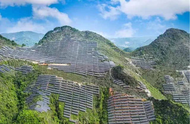 全國(guó)首例！吉電股份“大容量、高坡度”集中式山地光伏項(xiàng)目并網(wǎng)