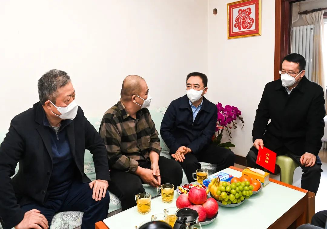 鄒磊、劉明勝走訪慰問退休老領(lǐng)導(dǎo)、勞模遺屬、困難黨員群眾