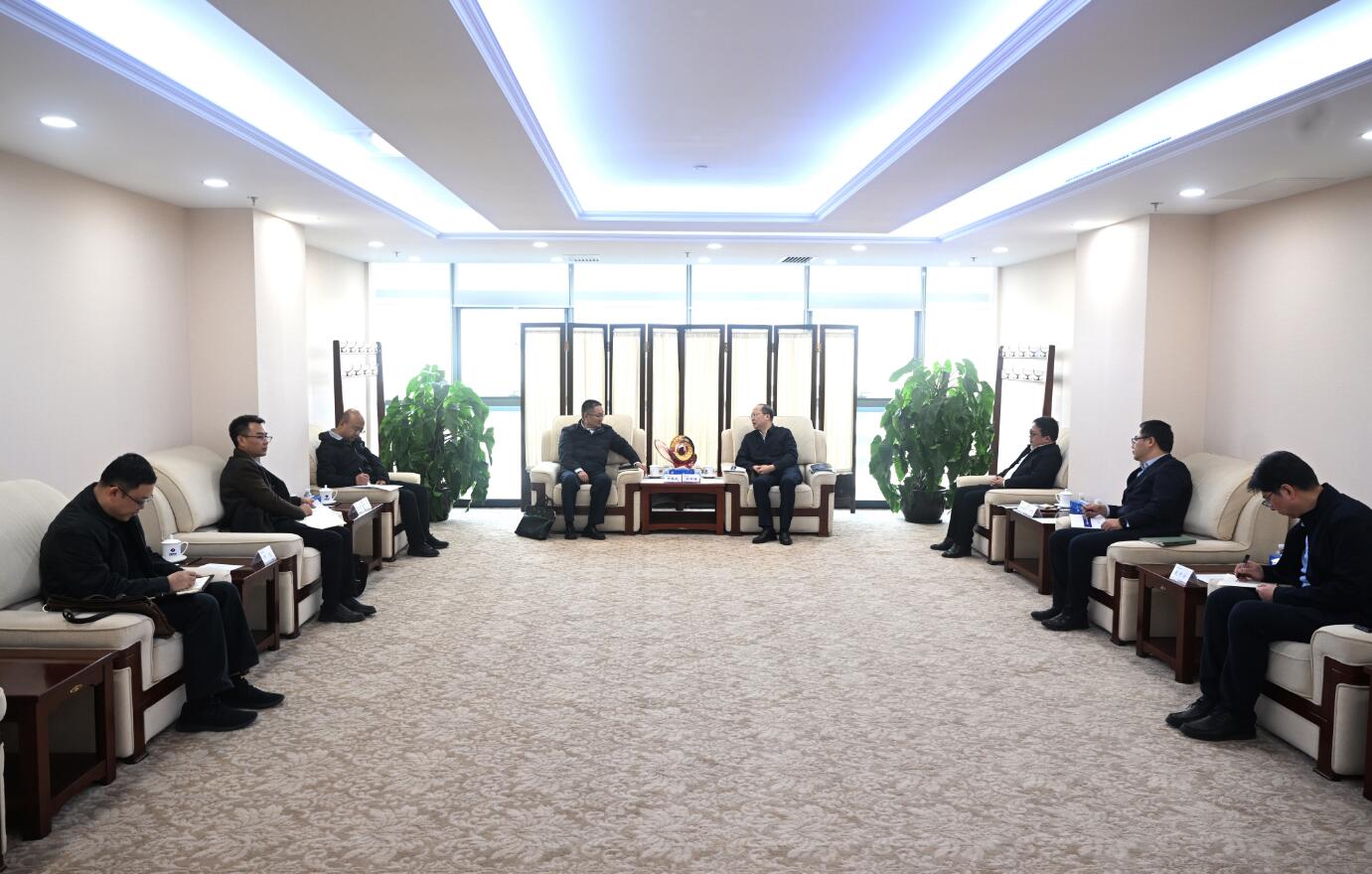 中國(guó)電建黨委常委、副總經(jīng)理徐鵬程與西藏開發(fā)投資集團(tuán)黨委書記、董事長(zhǎng)祁騰武會(huì)談