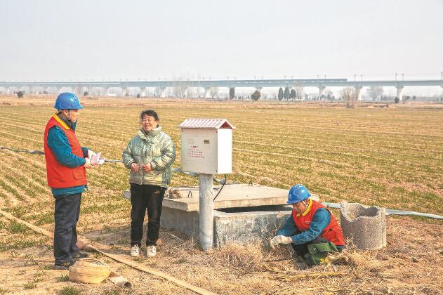 山東省梁山縣：黃河灘區(qū)上，井在地頭，電到井口