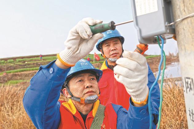 四川通江護(hù)航春灌用電，60支服務(wù)隊奔走田間