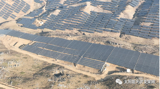 安泰科柔性太陽(yáng)能光伏支架助力全國(guó)海拔最高、坡度最大光伏項(xiàng)目