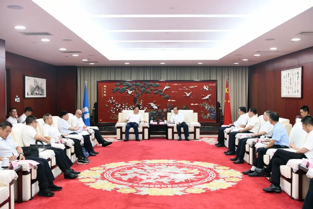 江毅與廣西壯族自治區(qū)人民政府黨組成員、國資委黨委書記秦如培舉行會談
