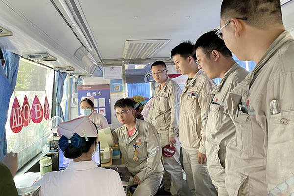 臨汾熱電公司組織“熱血與大愛同流，真情與奉獻(xiàn)同行”無償獻(xiàn)血活動(dòng)
