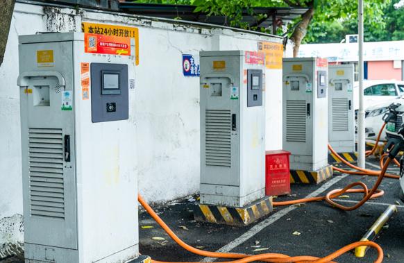 新能源汽車日漸增多，充電樁使用亂象如何管?