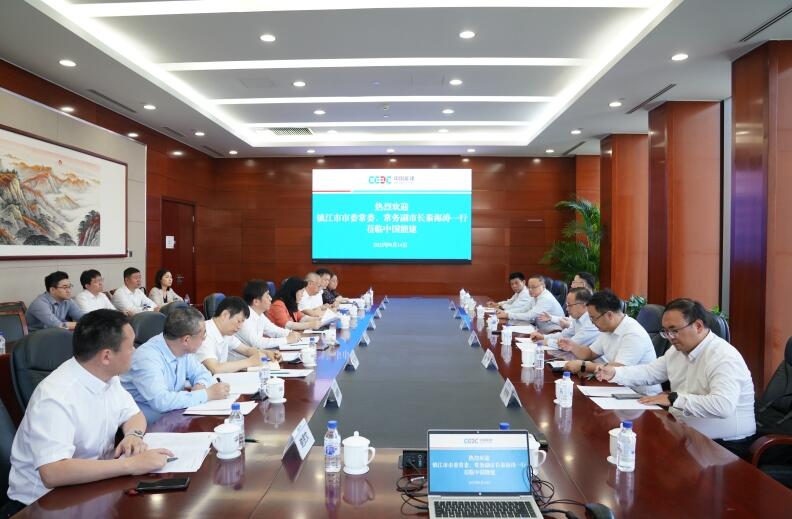 李麗娜與鎮(zhèn)江市委常委、常務(wù)副市長秦海濤會談