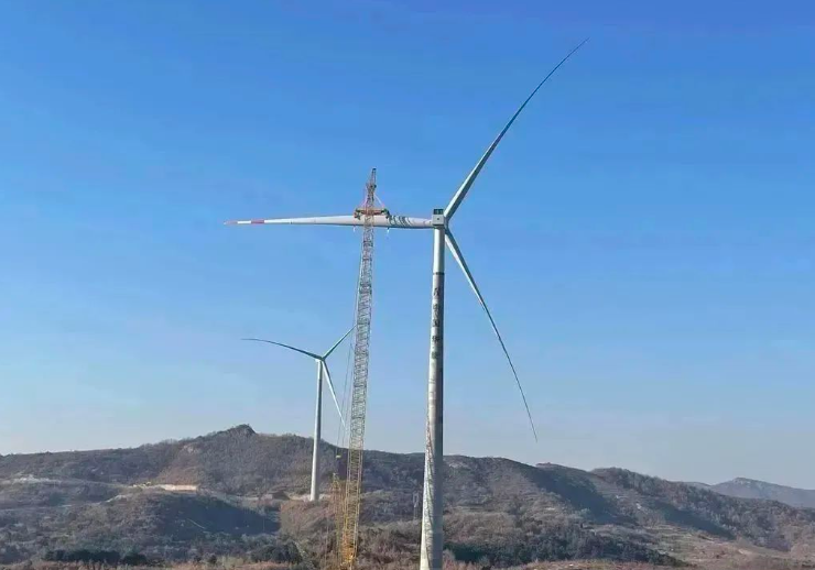 中石化起運(yùn)公司營口風(fēng)電項目首臺混塔圓滿吊裝！
