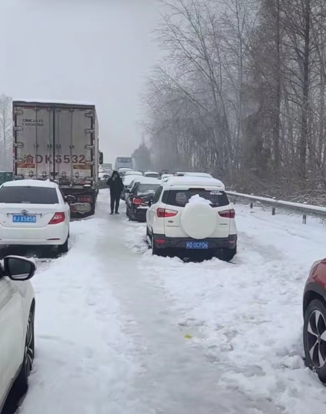 湖北凍雨暴雪導(dǎo)致高速公路堵塞，電動(dòng)汽車再現(xiàn)“趴窩”