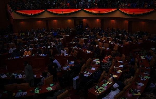 英媒：加納議會(huì)欠電費(fèi)，電力公司拉閘打斷國(guó)情咨文