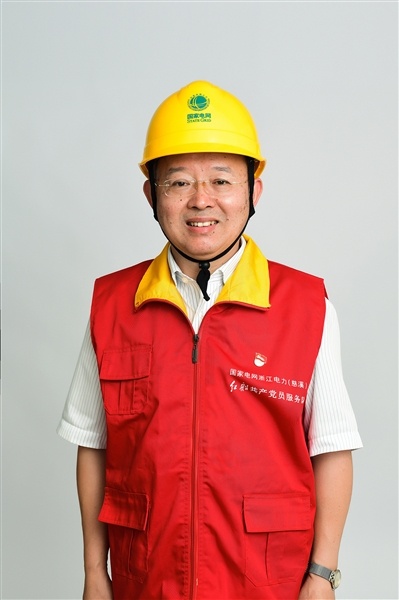 全國(guó)人大代表、國(guó)網(wǎng)浙江慈溪市供電公司客服中心社區(qū)經(jīng)理錢(qián)海軍——讓訴訟服務(wù)之光照亮千家萬(wàn)戶(hù)