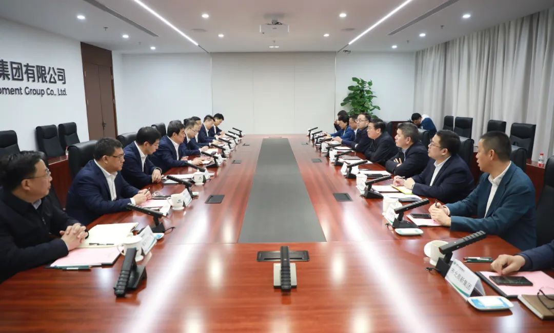 中國電氣裝備黨委書記、董事長白忠泉會見上海市靜安區(qū)委書記于勇