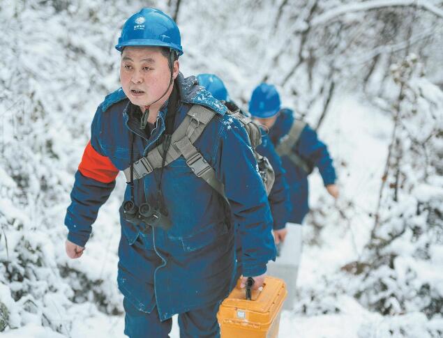 【國網(wǎng)楷?！恐芗t亮：巡行秦嶺深處 守護(hù)線路安全
