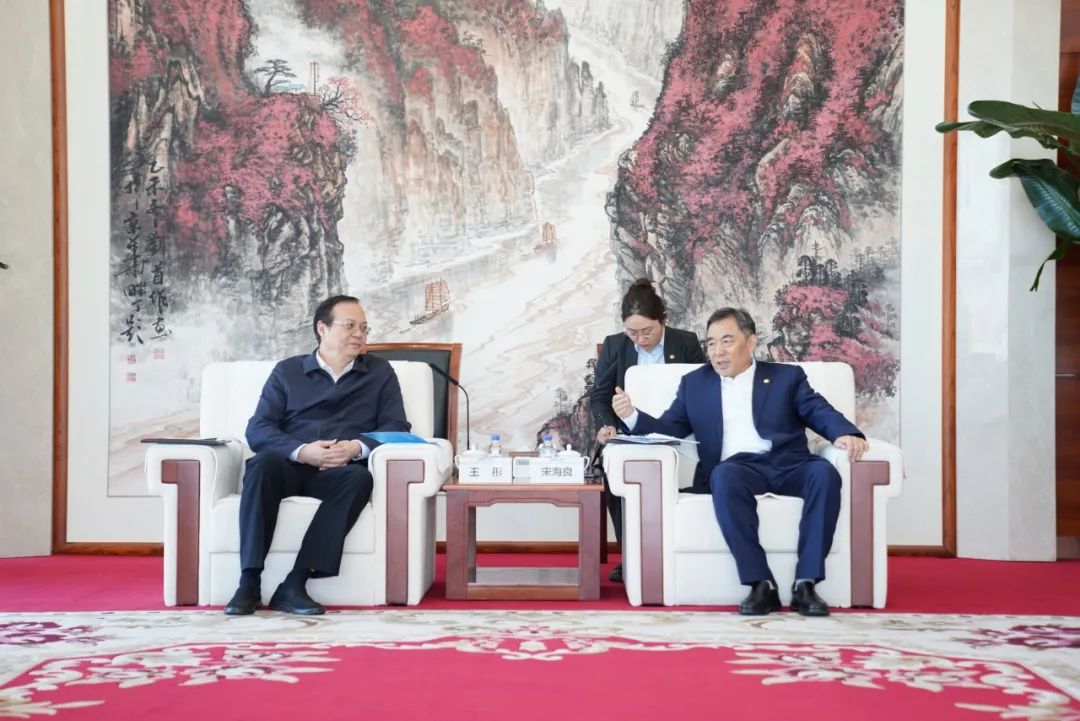 中國能建黨委書記、董事長宋海良與歐洲自然科學(xué)院院士、中國發(fā)展研究院院長王彤會(huì)談