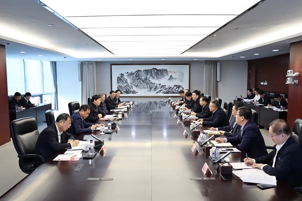 華電集團(tuán)董事長(zhǎng)江毅、總經(jīng)理葉向東與國(guó)家電網(wǎng)董事長(zhǎng)、黨組書(shū)記張智剛會(huì)談
