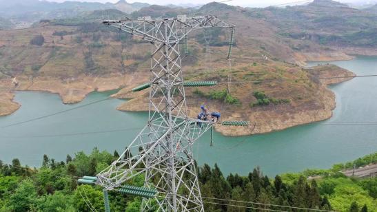 貴州興義供電局高空之上，用責任守護安全送去光明