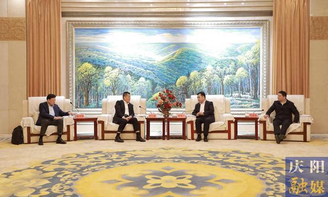 慶陽(yáng)市委書記黃澤元、市長(zhǎng)周繼軍與山東能源集團(tuán)黨委書記、董事長(zhǎng)李偉一行座談