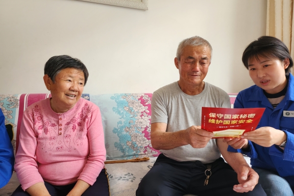 內(nèi)蒙古電力公司烏海千里山供電公司黨支部、工會、團支部（青工委）開展“蒙電愛心光明行”保密宣傳活動