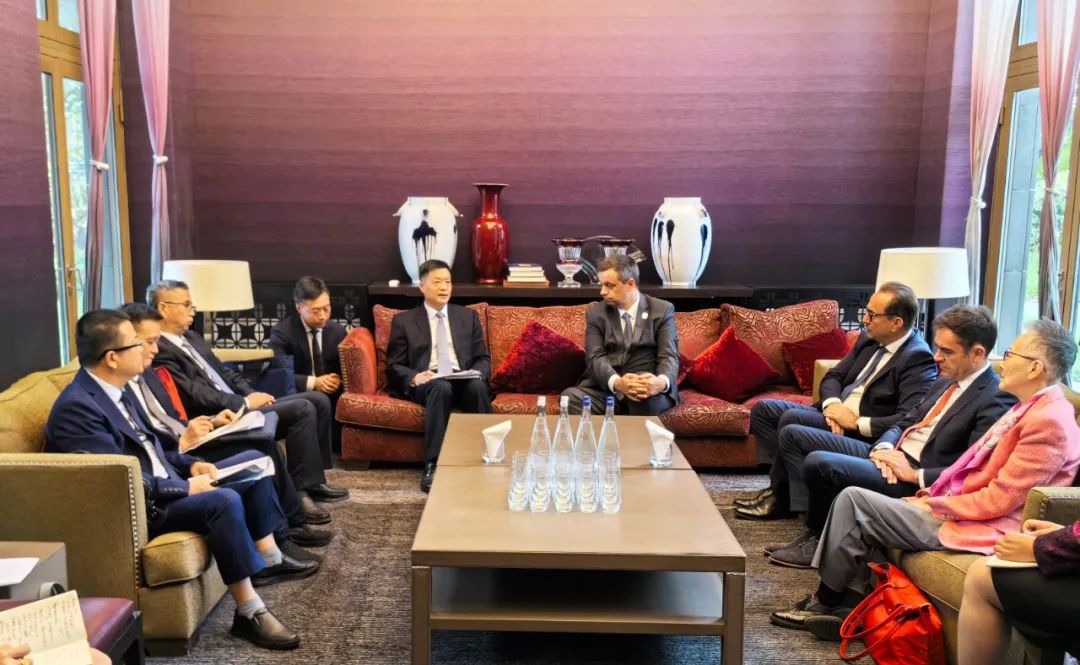 東方電氣集團黨組書記、董事長俞培根與法國電力集團董事長兼首席執(zhí)行官呂克·雷蒙會談