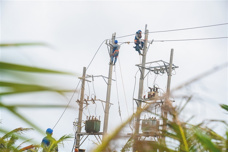 保亭、三亞等多個市縣供電隊伍全力支援文昌搶修復(fù)電