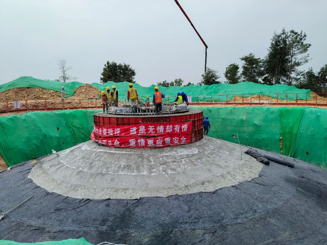 國能永福公司廣福風電項目首臺風機基礎澆筑完